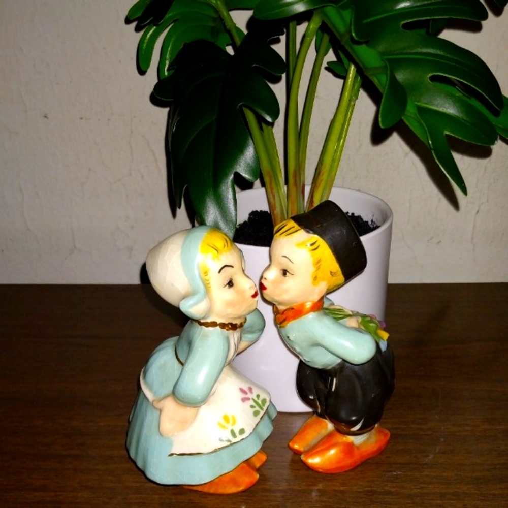 Vtg. Dutch Children Kissing Figurines